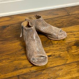 Sofft Natesa Black Shimmer Leather Sandals